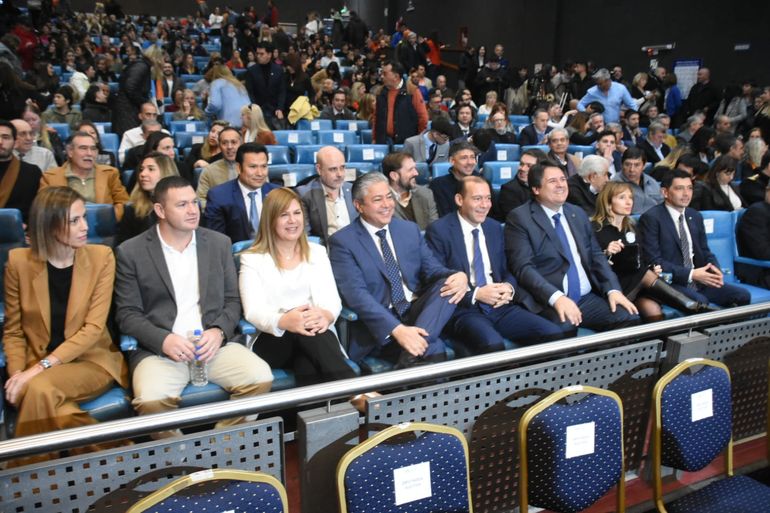 En 29 fotos, Figueroa y Gaido fueron proclamados autoridades electas en un ruidoso acto