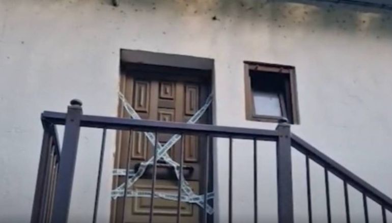 Casa donde empezó el ataque del hombre que decapitó a su padre y jugó al futbol con su cabeza. Foto: La Nueva España. Casa donde empezó el ataque del hombre que decapitó a su padre y jugó al futbol con su cabeza. Foto: La Nueva España.