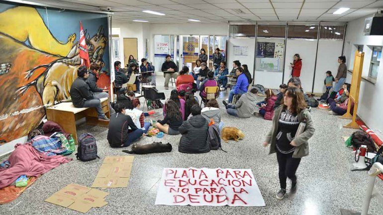 La comunidad educativa se movilizan en defensa  de la UNCo