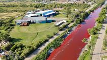 un arroyo se tino de rojo y los vecinos denuncian derrames toxicos