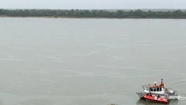 Las personas avisaron al 911 y unos minutos después llegó personal de la Prefectura Naval.