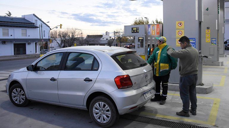 Llenar el tanque en Neuquén cuesta casi 1600 pesos