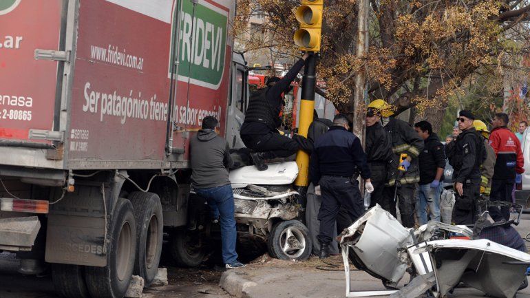 Murió el bebé que iba en el auto que aplastó un camión