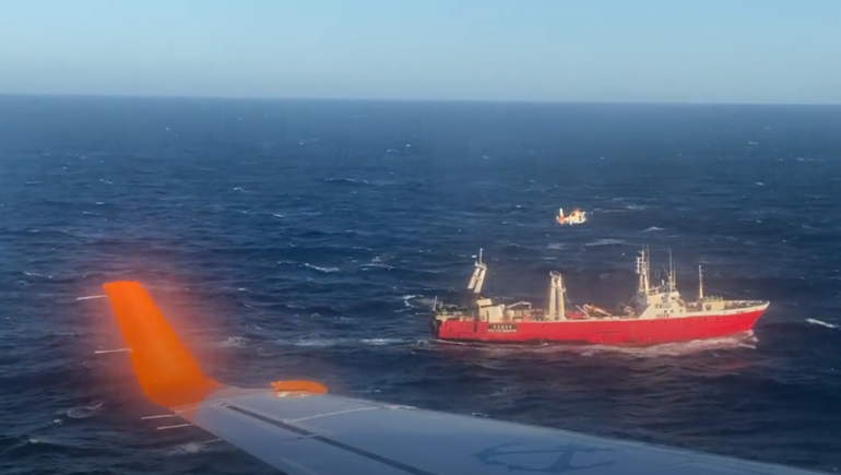 Video de un rescate extremo: izaron de un pesquero a un helicóptero a un marinero accidentado.