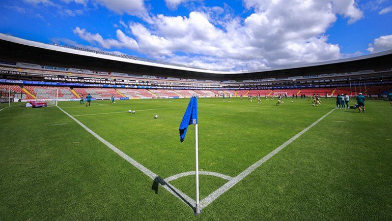 Viral: árbitro se arrodilló y pidió perdón tras equivocarse y cortar jugada de gol. | Foto referencial.