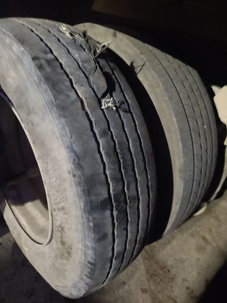 Así encontraron las cubiertas de los camiones recolectores de Plottier. Así encontraron las cubiertas de los camiones recolectores de Plottier.