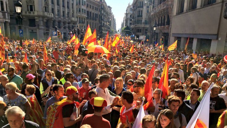 Miles de personas se manifiestan en contra de la independencia catalana