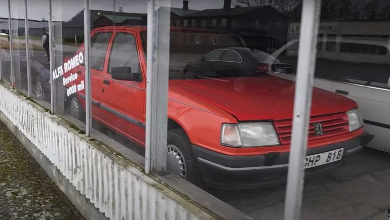 Un Peugeot 205, entre los autos que están en el local sueco. Un Peugeot 205, entre los autos que están en el local sueco.