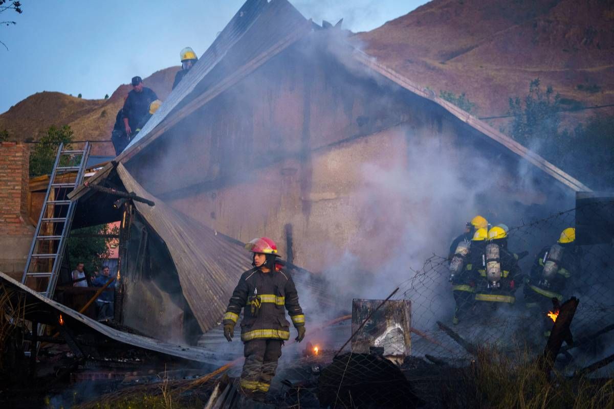 Una bombera de San Martín de los Andes fue agredida por una persona que pasaba por una crisis nerviosa.