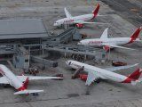 Foto de archivo. Una imagen aérea muestra los aviones de la aerolínea Avianca Holdings estacionados en medio de la cuarentena por el coronavirus en el Aeropuerto Internacional el Dorado de Bogotá,
