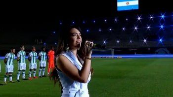 Ángela Leiva emocionó a todos cantando el Himno Nacional argentino