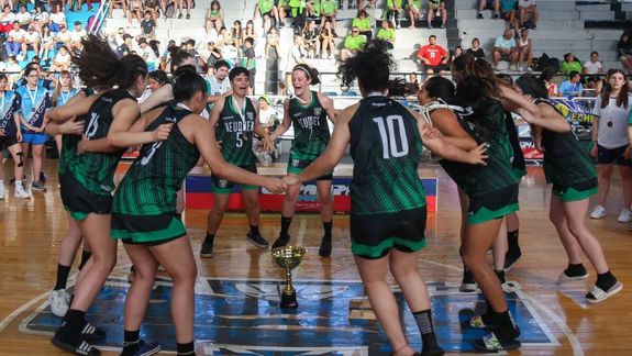 Las jugadoras de Neuquén celebraron el triunfo.