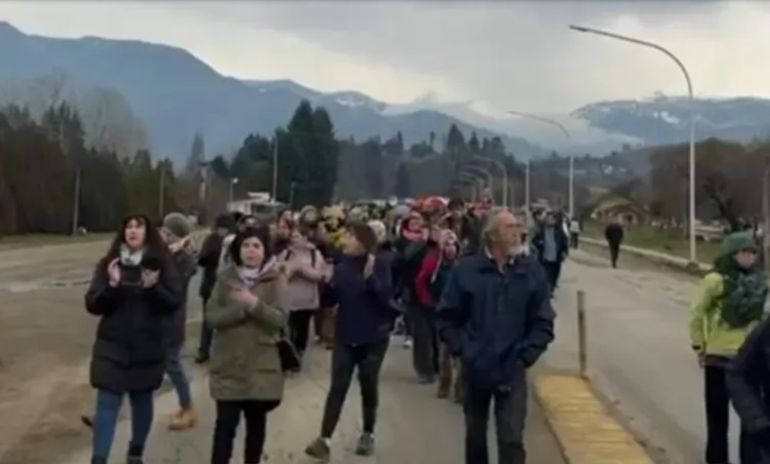 Vecinos de El Hoyo marcharon para pedir justicia por el caso de abuso sexual a la joven de 18 años. Vecinos de El Hoyo marcharon para pedir justicia por el caso de abuso sexual a la joven de 18 años. 