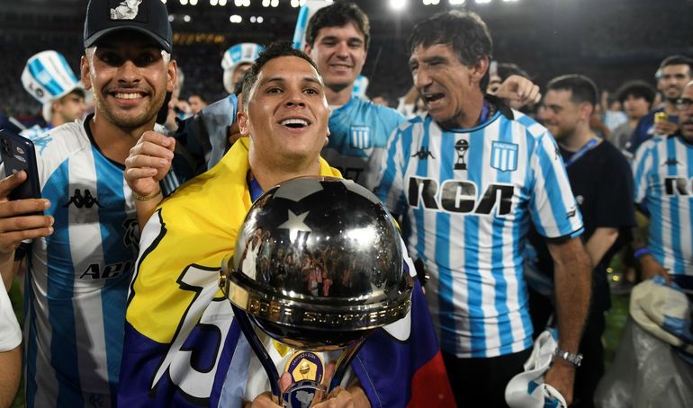 Juanfer Quintero con la Copa Sudamericana.