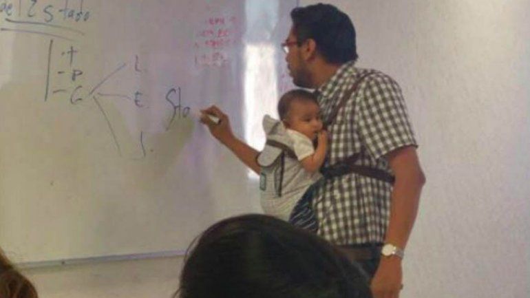 La foto del mexicano enseñando con el bebé en brazos recorrió el mundo.