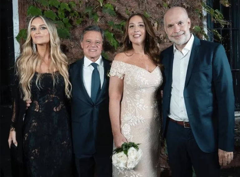 Horacio Rodríguez Larreta y su pareja, Milagros Maylin, junto a los recién casados.