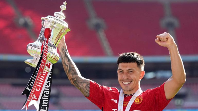 Lisandro Martínez levantó un nuevo título.