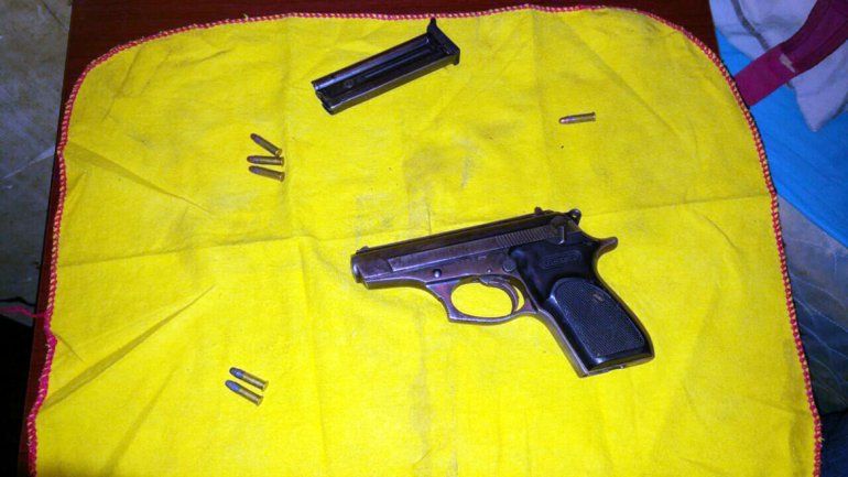 La pistola calibre 22 secuestrada.