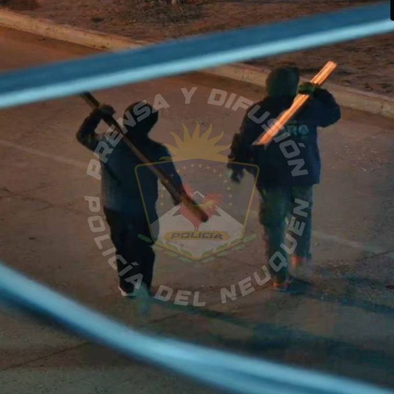 Los delincuentes no descansan en la madrugada y las cámaras de seguridad los registran en plena actividad. Los delincuentes no descansan en la madrugada y las cámaras de seguridad los registran en plena actividad.