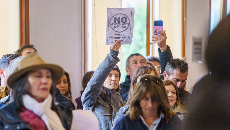 La presión de los vecinos surtió efecto: se postergó una semana el inicio del estacionamiento medido.