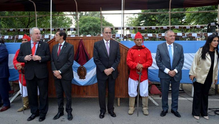 El ministro del Interior Guillermo Francos acompañado de los gobernadores de Tucumán, Osvaldo Jaldo; Misiones, Hugo Passalacqua; y Jujuy, Carlos Sadir.   