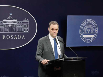 El vocero presidencial Manuel Adorni anunció la privatización parcial