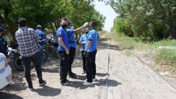 un nene jugaba a colgarse del tren y fue arrollado un nene jugaba a colgarse del tren y fue arrollado