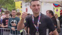 scaloni se colgo otra medalla, pero ahora de una prueba de ciclismo scaloni se colgo otra medalla, pero ahora de una prueba de ciclismo