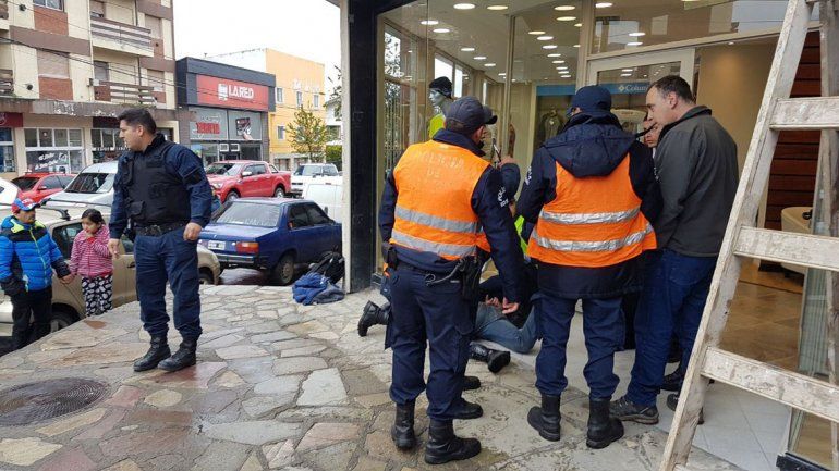 Con peluca y el arma reglamentaria, un policía robó un comercio en Bariloche