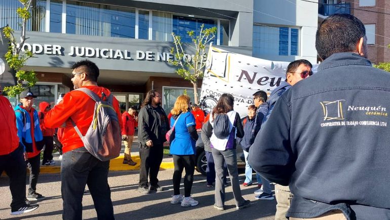 Los ceramistas expresaron en la calle su repudio al remate. Los ceramistas expresaron en la calle su repudio al remate.