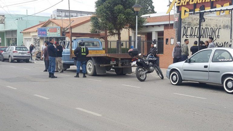 Un flete le tapó el garage y se fueron a las piñas