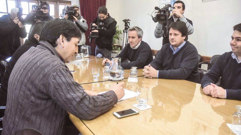 Provincia no pagará el bono y la Muni lo piensa