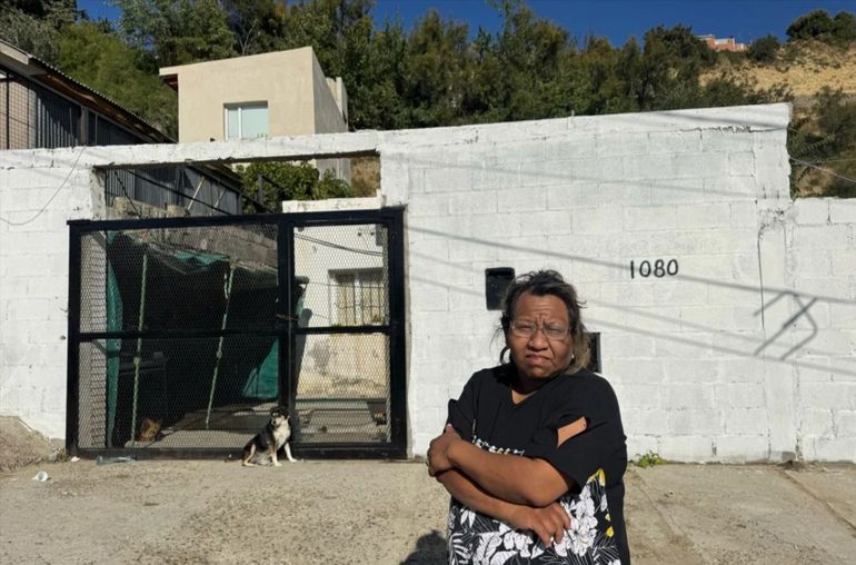 La docente Olga "Bety" Mansilla, de 45 años, en el frente de su casa de Comodoro Rivadavia. La docente Olga "Bety" Mansilla, de 45 años, en el frente de su casa de Comodoro Rivadavia. 