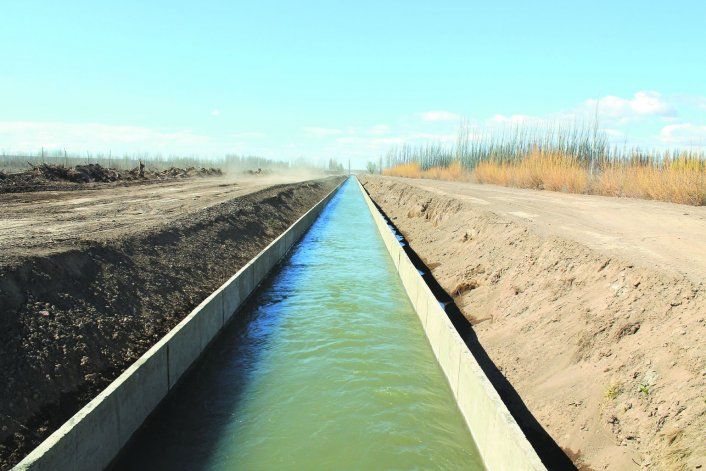 Los canales de riego de San Patricio del Chañar tienen una millonaria inversión. Los productores quieren conservar esa matriz económica en la zona.