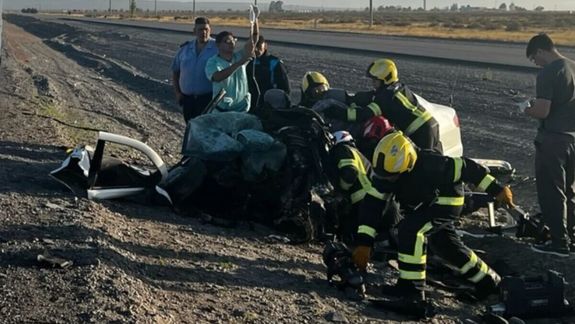 El taxista quedó atrapado entre los fierros de su auto y debió ser rescatado por los bomberos de Chubut.