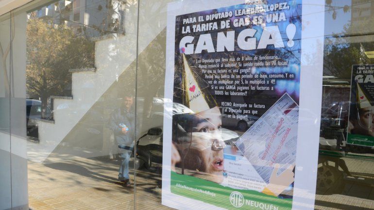 Aparecieron afiches irónicos del diputado López con un bonete en la cabeza.