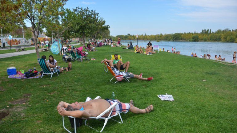 La costa del Limay volvió a atraer a muchos visitantes.