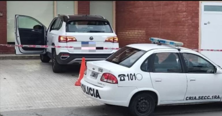 La VolksWagen Taos que el joven le sacó a su madre y la policía de Santa Cruz rastreó en el acceso a Caleta Olivia. La VolksWagen Taos que el joven le sacó a su madre y la policía de Santa Cruz rastreó en el acceso a Caleta Olivia.
