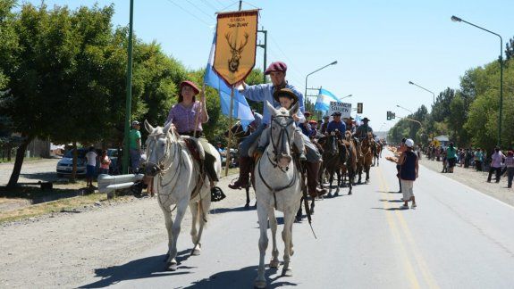 Junín de los Andes está de fiesta: con más de 200 montados quedó inaugurada la Fiesta del Puestero