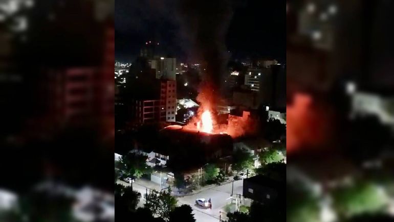 El fuego del depósito sobre la calle Teniente Ibáñez, entre Miguel A Camini y Entre Ríos. El fuego del depósito sobre la calle Teniente Ibáñez, entre Miguel A Camini y Entre Ríos.