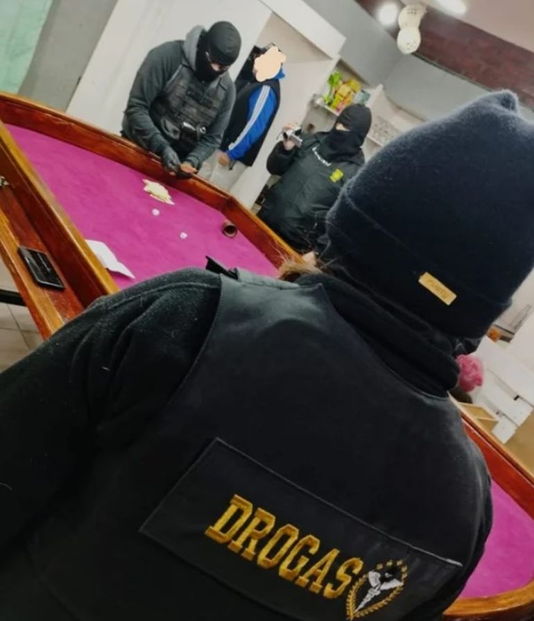 La División de Drogas Peligrosas y Delitos Especiales de Esquel encabezó el allanamiento en la zona alta del barrio Cañadón De Bórquez. La División de Drogas Peligrosas y Delitos Especiales de Esquel encabezó el allanamiento en la zona alta del barrio Cañadón De Bórquez. 