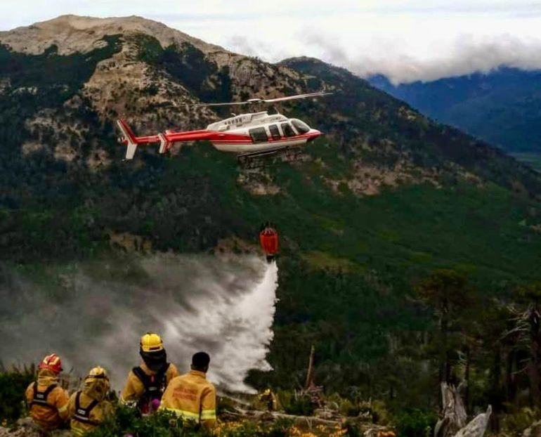 Un helicóptero traslada personas es intenta extinguir focos en el bosque de San Martín de los Andes.