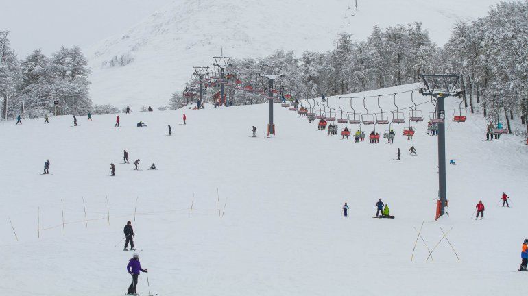 El Chapelco ya luce cubierto de blanco y cientos de personas disfrutan de la montaña.