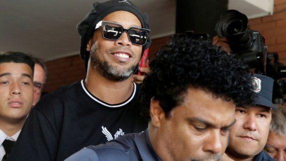Ronaldinho consiguió la prisión domiciliaria tras pagar fianza