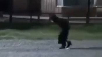 La vecina dice que el hombre la agrede porque la acusa de haberle brujerías. | LM Neuquen La vecina dice que el hombre la agrede porque la acusa de haberle brujerías.