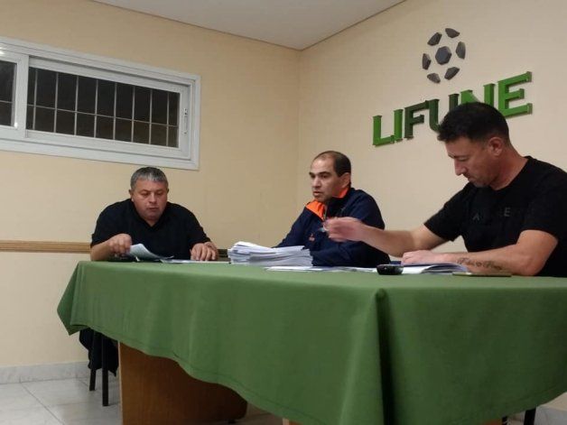 Luis Sáchez, centro y a su izquierda, Juan Carlos Lucumán, el vice que tomará el mando hasta que se realice la asamblea en la que es gran candidato a reemplazarlo.