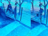El momento en que el ladrón ataca al nene y logra arrebatarle la bicicleta. 