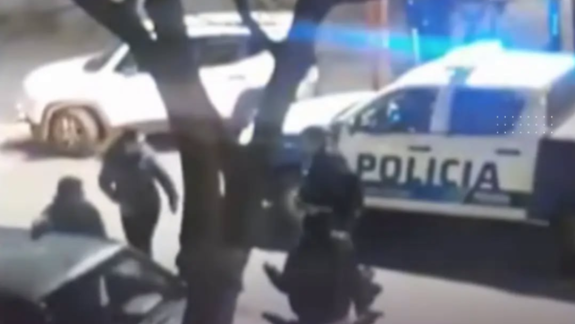 Una fuerte pelea se desató en la vía pública de Zapala. Foto: captura de pantalla.