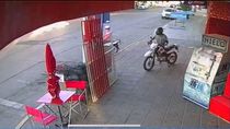 Ya cortó la cadena y se lleva la moto del empleado de comercio. La secuencia quedó registrada por las cámaras de seguridad. Ya cortó la cadena y se lleva la moto del empleado de comercio. La secuencia quedó registrada por las cámaras de seguridad.