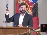 Boric se compró un celular viejo y criticó los smartphones